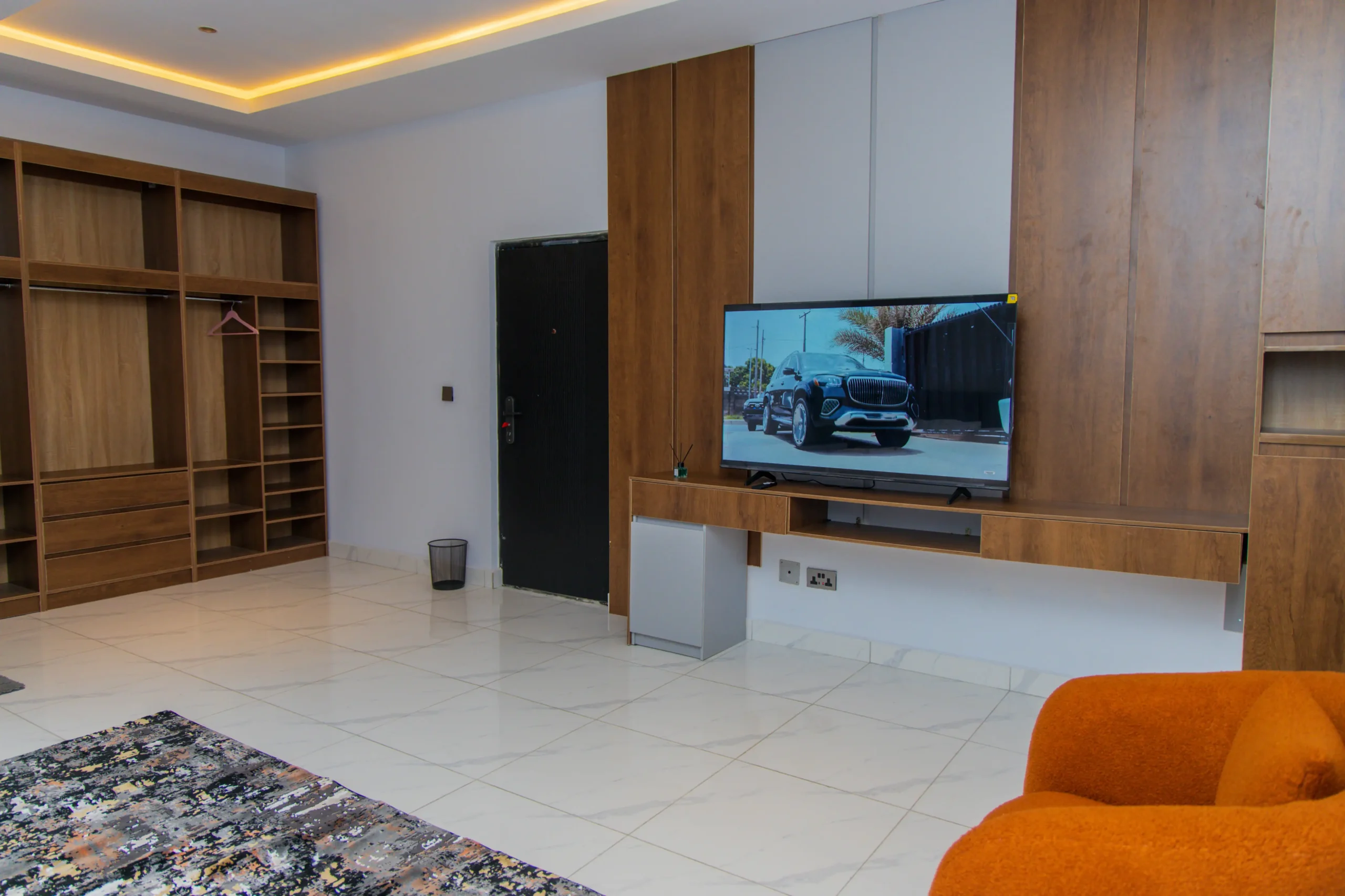 Four-bedroom luxury apartment living room